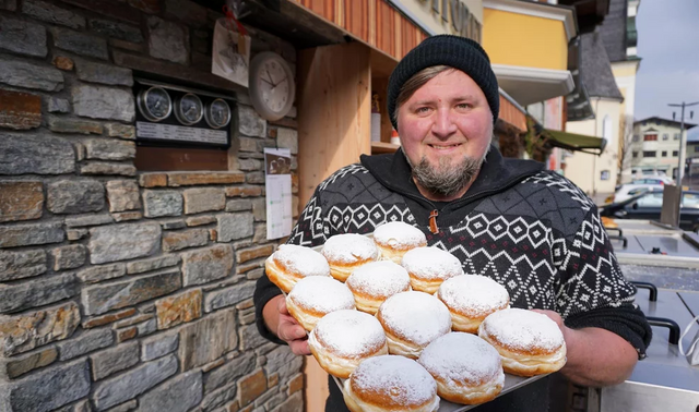 Platz eins der besten Krapfen in Tirol, im Rahmen des "Falstaff-Krapfen-Votings", geht an Café Konditorei Thaler aus Reith im Alpbachtal.  | Foto: Alpbachtal Tourismus