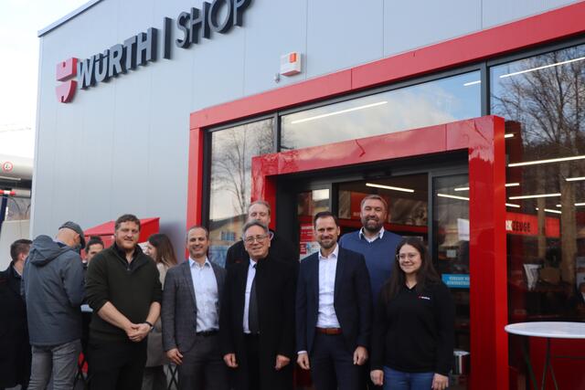 Der Würth Shop in Kufstein feierte am Donnerstag, den 25. Jänner seine offizielle Eröffnung. Im Bild: Vizebürgermeister Stefan Graf, Maximilian Avena, Dominik Huber, Bürgermeister Martin Krumschnabel, Mario Schindlmayr, Martin Wass und Jennifer Hofer (v.l.). | Foto: Nimpf