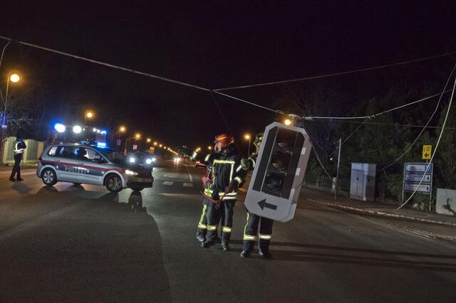 Die Polizei regelt die Kreuzung. | Foto: BFKDO BADEN / Stefan Schneider