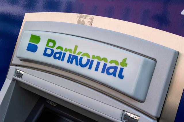 Zwei Männer stahlen am 17. November 2023 eine Brieftasche und behoben mit der darin befindlichen Bankomatkarte einen vierstelligen Bargeldbetrag. Ihre Identität konnte nun geklärt werden. (Symbolfoto) | Foto: stock.adobe.com/Gina Sanders/Symbolfoto