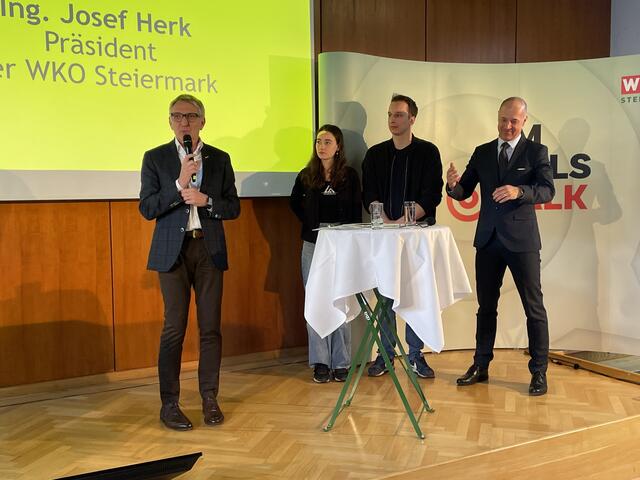 WKO-Präsident Josef Herk auf der Bühne mit einigen regionalen Leistungsträgern. | Foto: Kern