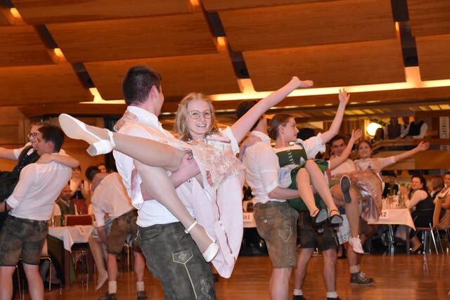 Schwing dein Tanzbein! Dieses Wochenende gibt es im Burgenland wieder Bauernbälle, Kindermaskenbälle sowie bereits erste Faschingsumzüge! | Foto: Michael Strini