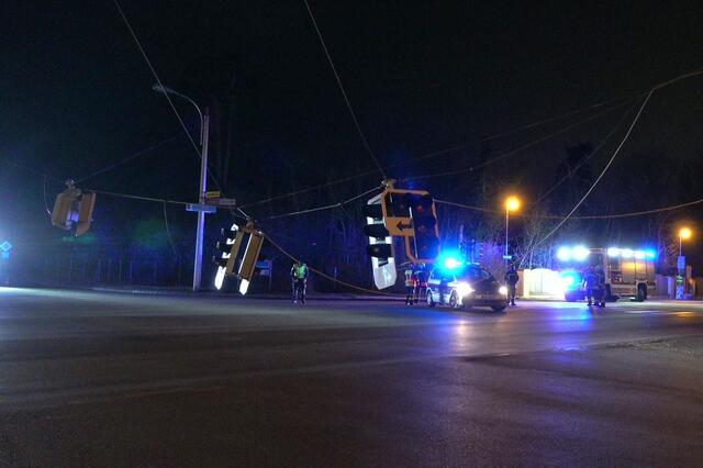 Polizei und Feuerwehr im Einsatz. | Foto: BFKDO BADEN / Stefan Schneider