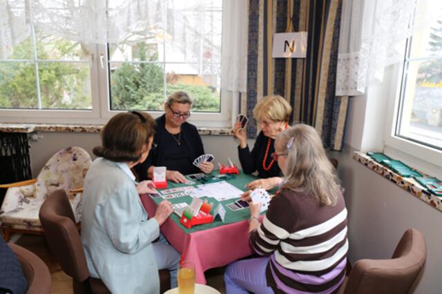 Bridge ist nicht nur ein unterhaltsames Spiel, sondern auch ein gutes Gedächtnistraining. | Foto: Langer