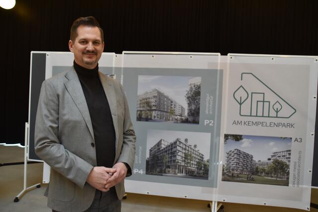 Favoritens Bezirksvorsteher Marcus Franz (SPÖ) vor den kommenden Wohnhäusern Am Kempelenpark. | Foto: Karl Pufler/RMW