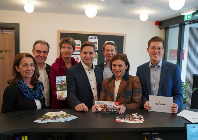 Anne Blauensteiner (Wirtschaftskammer Zwettl Obfrau), Tom Bauer (Geschäftsführung der Destination Waldviertel), VP-Nationalrätin Martina Diesner-Wais, VP-Nationalrat Lukas Brandweiner, Markus Hann (Leitung Ipp-Hotels), Staatssekretärin Susanne Kraus-Winkler und Hoteldirektor Oliver Kellner (v.l.) | Foto: Evi Leutgeb