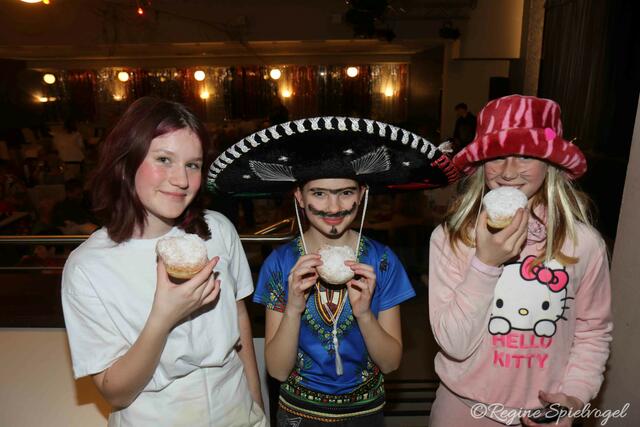 Mybell tanzte in der Duckhüttler Kindergarde mit und sprang im Sketch "Die Handwerker für jemand anderen ein. Sie, Valentina und Lena ließen sich die Krapfen schmecken.