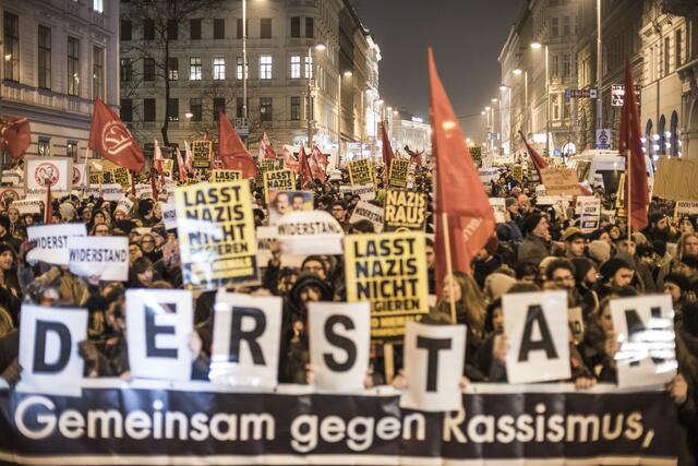 Bis zu 10.000 Teilnehmende erwarten die Organisatoren der Großdemo für Demokratie, eine klimagerechte Zukunft und gegen Rechtsextremismus.  (Archiv) | Foto: A. Edler