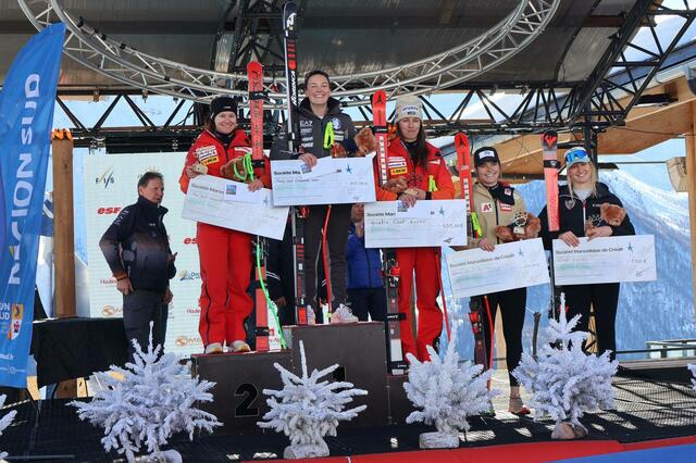 Siegerehrung im Super-G in Orcieres. Anna Schilcher holte Platz vier, dafür gab es auch etwas Preisgeld. | Foto: Schilcher