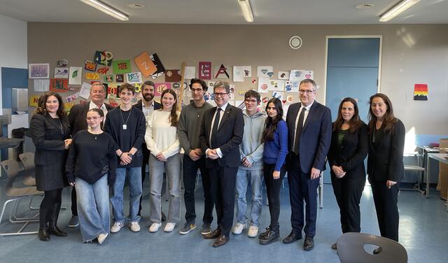 Beim Besuch der Zwi Perez Chajes Schule – mit dem Israelischen Botschafter David Roet (3.v.r.) und Bildungsminister Martin Polaschek (6.v.r.). | Foto: Kathrin Klemm