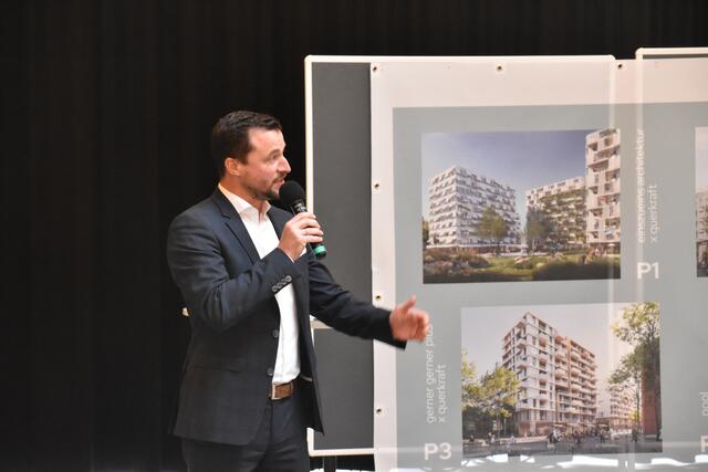 Geschäftsführer Matthias Waibel präsentiert die ersten Wohnhäuser. | Foto: Karl Pufler/RMW