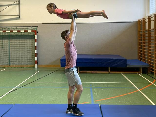 In den Schulen wird eine komplette Skisprungturnstunde für interessierte Kinder abgehalten.