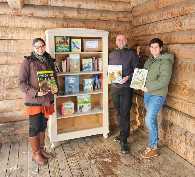 Der neue, offene Bücherschrank im Welser Tiergarten biete Lesematerial für Jung und Alt. Hier kann Fachliteratur entnommen aber auch abgegeben werden. | Foto: Stadt Wels