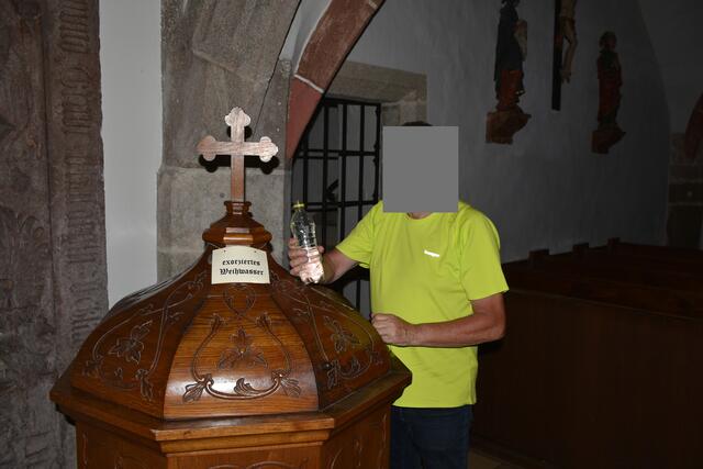 Exorziertes Weihwasser in der Pfarrkirche Grein. Dazu gibt es leere Plastiflaschen zum Befüllen.  | Foto: privat