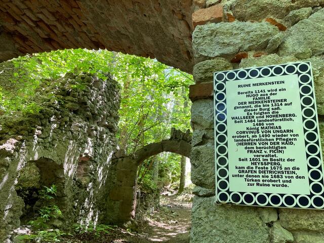 Die "Höhenburg" Merkenstein in Bad Vöslau ist ein beliebter Ausflugsort mit turbulenter Geschichte.  | Foto: Archiv