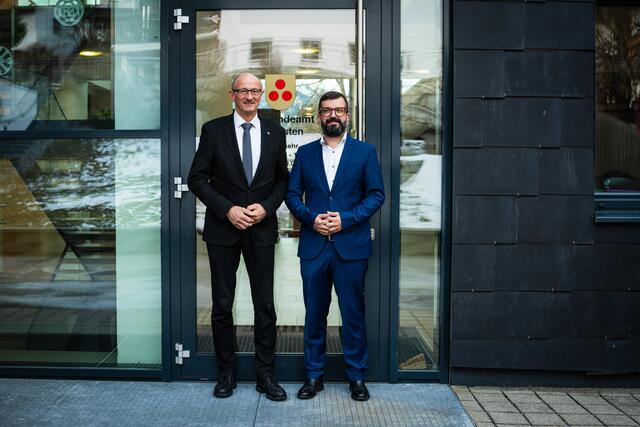Landeshauptmann Anton Mattle gratuliert dem angelobten Bürgermeister Daniel Raffl zur Wahl. | Foto: Fitsch
