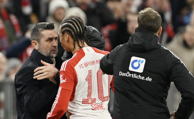 Die Szene, die für Aufregung sorgte:  Nenad Bjelica und Leroy Sané im Wortgefecht, der Klagenfurter Trainer wischte dem Bayern-Star zudem ins Gesicht. | Foto: GEPA
