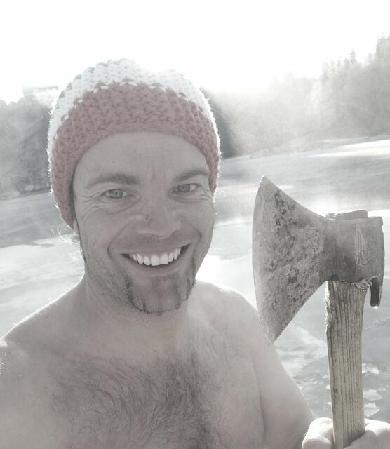 Sebastian Leibetseder macht sich den Weg zum nächsten Eisbad mit einer Axt frei. | Foto: Leibetseder