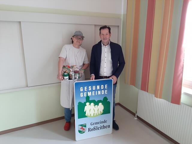 Roßleithens Schulköchin Susanne Humer mit Bürgermeister und Arbeitskreisleiter Kurt Pawluk | Foto: Gemeinde Roßleithen