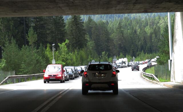 Der viele Verkehr entlang der Fernpassroute lässt die Volksseele kochen. Jetzt sind Maßnahmen angekündigt, die allerdings heiß diskutiert werden. | Foto: Zoom Tirol