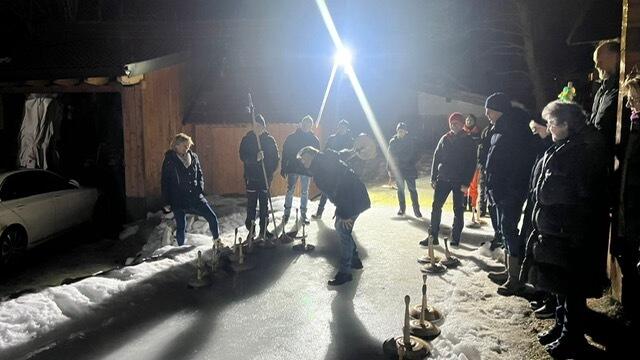 Eisstockschießen Rotary gegen Lions | Foto: Rotary Club Lungau / Bair