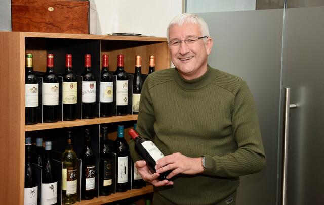 Karlheinz Sabath beschäftigt sich seit Jahrzehnten mit Wein und hat in Wolfsberg eine eigene kleine Weinboutique aufgebaut.  | Foto: MeinBezirk.at