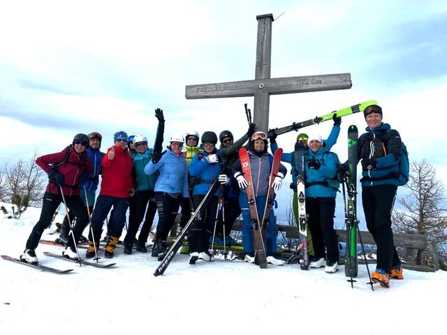Bereits zwei Tage nach dem interessanten Vortrag hatte Tourenleiter Franz Haslehner zu einer Schitour auf den 1720 Meter hohen Pitschenberg auf der Postalm oberhalb Strobl am Wolfgangsee eingeladen und dabei hat man Larchers Tipps bereits erfolgreich angewendet. | Foto: Franz Gruber