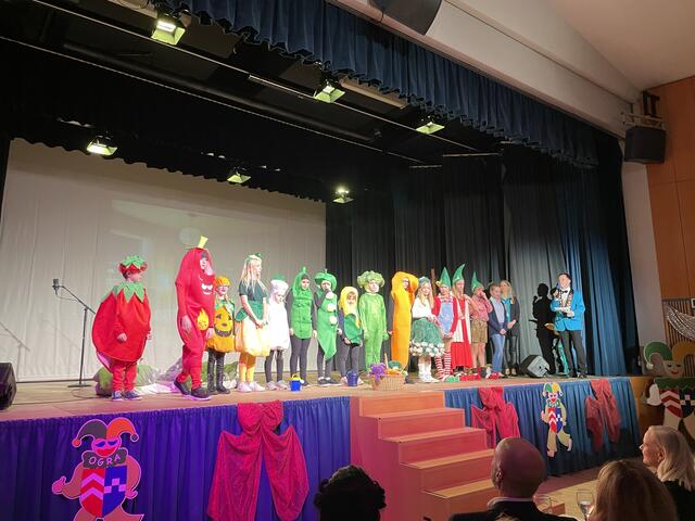 Das singende Gemüse will nicht gegessen werden.  | Foto: Martina Schweller