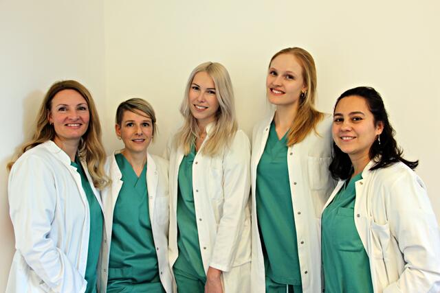 Das Team der First Love Ambulanz am Krankenhaus Zams bietet Unterstützung und Beratung zu Themen rund um Liebe und Sexualität. v.l.n.r.: OÄ Dr.in Evelin Klingler, Ärztliche Leitung Stv. Gynäkologie; OÄ Dr.in Dominika Türtscher; Ass. Dr.in Nina Seelos; Ass. Dr.in Claudia Retter; Ass. Dr. Tugba Tasic-Mutlu. | Foto: Krankenhaus St. Vinzenz Zams