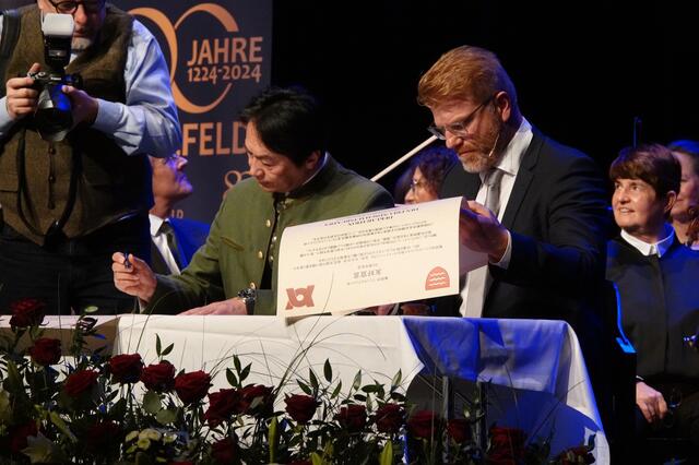 Ein weitere Programmpunkt: Die Erneuerung der Städtefreundschaft mit dem japanischen Kameokas Bürgermeister Takahiro Katsuragawa.