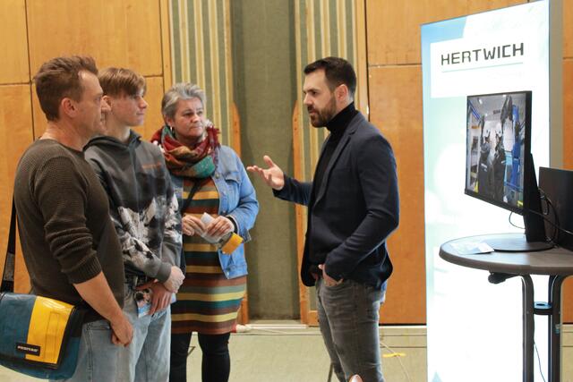 Viele jugendliche informierten sich mit ihren Eltern über die Möglichkeiten bei den einzelnen Firmen | Foto: BRS/Buch