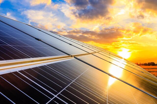 Für Privatpersonen gibt es eine Förderung von bis zu 7.500 Euro. Wenn zudem eine thermische Solaranlage errichtet wird, kann auch der Solarbonus von bis zu 1.500 Euro beantragt werden.  | Foto: AdobeStock (Symbolfoto)