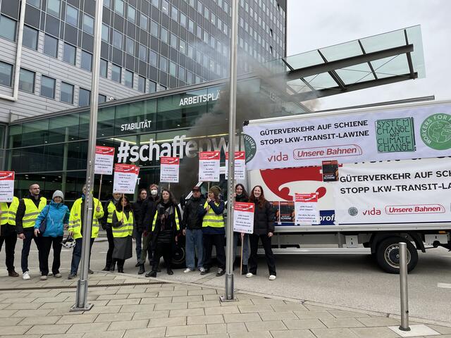 Und plötzlich steht ein Lkw mitten im Eingangsbereich der Wirtschaftskammer Österreich. Kein Unfall, vielmehr ein Protest. | Foto: Philippa Kaufmann/RMW