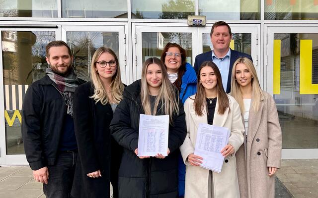 Schulsprecherin Marlene Resch, Anaantonija Stepani, Lara Staubmann und Monique Rachoinig mit Bereichsleiterin Judith Schöler, Direktor Gerhard Veidl (rechts) und "Politische Bildung"-Lehrer Jürgen Ozwirk (links). | Foto: Privat