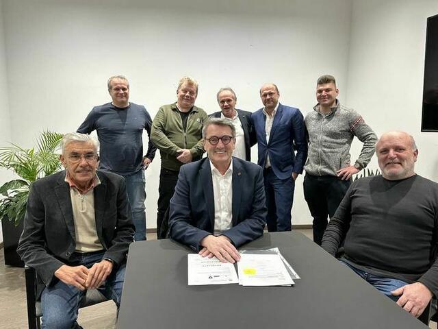 Alfred Kollar (Mitte), Chef der Oberwarter Siedlungsgenossenschaft, kandidiert für das Amt des Fußballverbands-Präsidenten. Sein Team für den Fall des Falles hat er schon beisammen. | Foto: Kollar