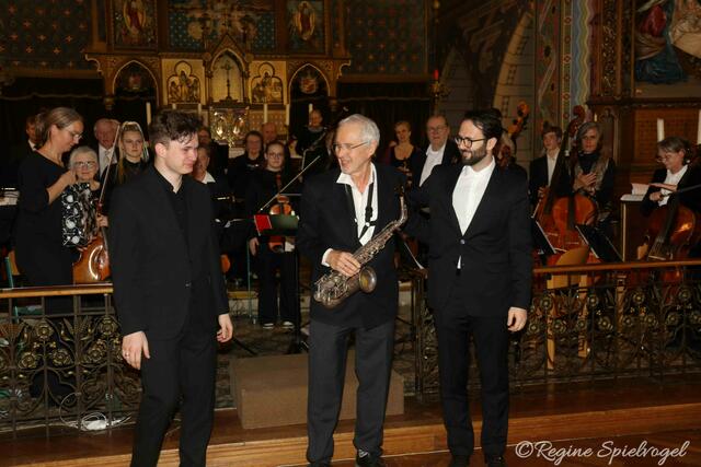 Dirigent Piotr Jaworski, Saxophonist Stefan Pelzl und Akkordeonist Nikola Djoric bekamen viel Applaus für das gelungene Konzert.