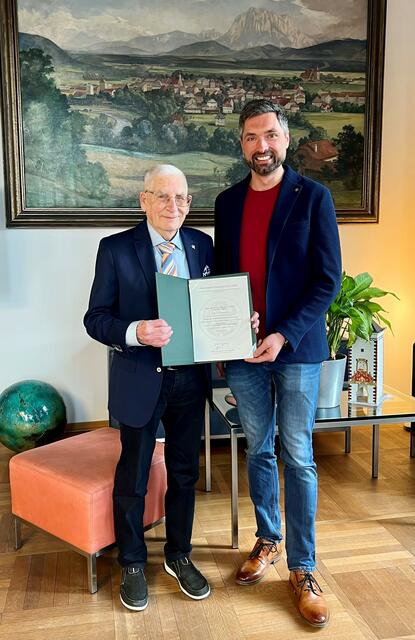 Franz Satzinger mit Bürgermeister Peter Schobesberger und seinem jüngsten Abschlusszeugnis.  | Foto: Stadtgemeinde Vöcklabruck