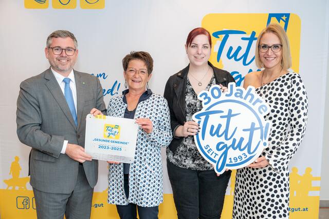 Auszeichnung für die Gesunde Gemeinde Purgstall: Die Geschäftsführende Gemeinderätin Birgit Ressl (2.v.l.) und Bürgerbüro-Mitarbeiterin Sonja Taschl (2.v.r.) mit Landesrat Ludwig Schleritzko (l.) und Alexandra Pernsteiner-Kappl (Geschäftsführerin TutGut Gesundheitsvorsorge GmbH) | Foto: MS-Fototeam/Martin Mathes