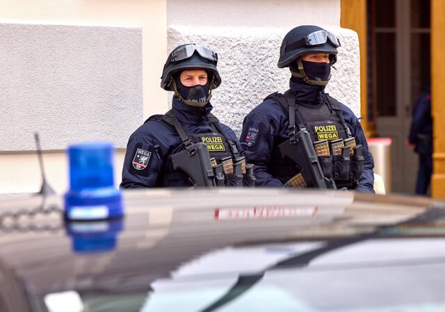 Weil eine Frau vom Ex-Freund Drohnachrichten über das Handy erhielt und auch sonst von ihm terrorisiert wurde, stattete die Wega dem 34-Jährigen einen Besuch ab. (Archiv) | Foto: Starpix / picturedesk.com