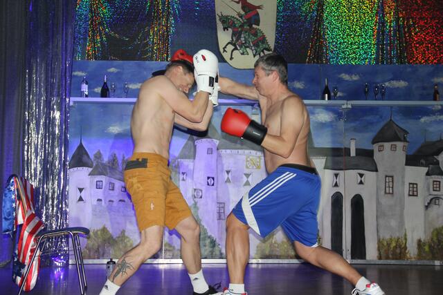 Christian Mayer und Gerald Meierhofer als Boxkämpfer mit Musikbegleitung | Foto: Peter Pugganig