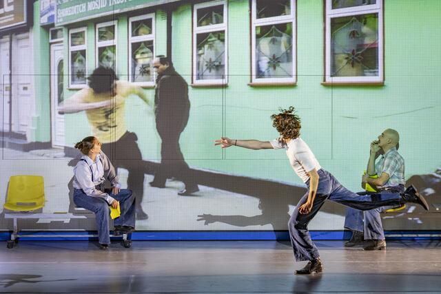 Eine junge selbstbewusste Nestroy-Aneignung: Marion Reiser (Ratsdiener Klaus), Tommy Fischnaller-Wachtler (Ultra) und Pasquale di Filippo (Sigmund) in Moritz Franz Beichls Inszenierung der 1848er-Revolutionsposse "Freiheit in Krähwinkel" in den Kammerspielen.  | Foto: Birgit Gufler