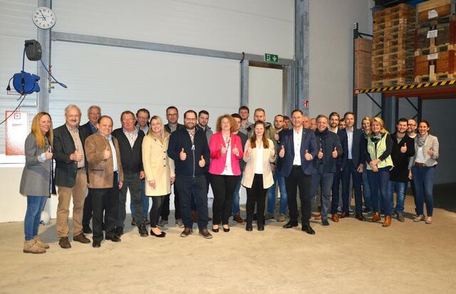 Motivierte Kandidaten in bester Stimmung mit Bürgermeister Adi Rieger
 | Foto: Neumarkter Volkspartei