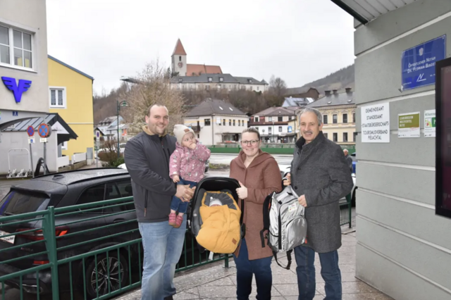 Alles Gute der jungen Familie.  | Foto: Gemeinde Kirchberg