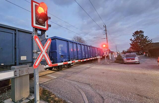 Der Zug blieb auf einem beschrankten Bahnübergang stehen. | Foto: DOKU-NÖ