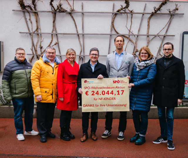 V. l.: Fraktionsvorsitzender Stadt Ried Patrick Holzinger, Bezirksparteivorsitzender Schärding Karl Walch, Initiatorin der Aktion Sabine Schwandner, LR Michael Lindner, Obmann „NF-Kinder“ Claas Röhl, Landtagsabgeordnete Gabriele Knauseder und Bezirksgeschäftsführer Florian Schiffecker. | Foto: SPÖ