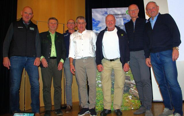 Ein toller Abend für alle, die im Winter am Berg unterwegs sind – v. l.: Andi Kainz, Ausbildungsreferent beim DAV Passau, Ernst Schick, DAV Vizepräsident, Schitourenleiter Norbert Prey, Michael Larcher, Schärdings ÖAV 1. Vorstand Rudi Wagner sowie die beiden Schärdinger Schitourenleiter Pepi Reidinger und Franz Haslehner. | Foto: Franz Gruber