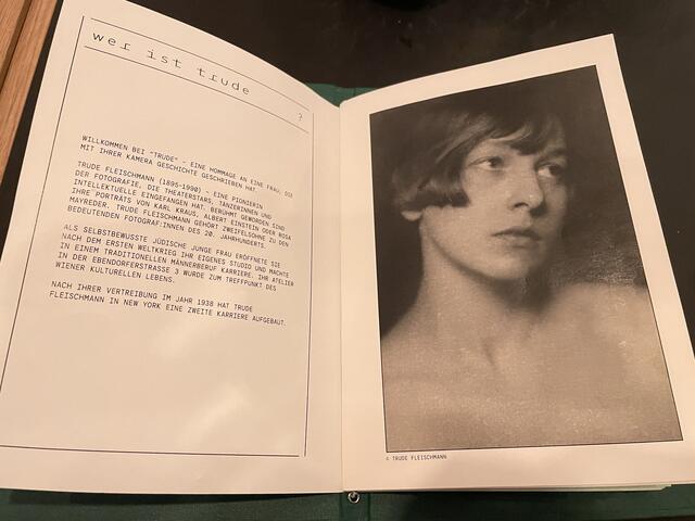 Modernität trifft Tiefsinn: Die berühmte Fotografin Trude Fleischmann, die als Namensgeberin für das neue Lokal im Wien Museum fungiert, ist auf der Speisekarte abgebildet. | Foto: Schuster/RMW