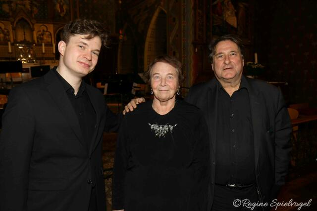 Dirigent Piotr Jaworski mit Ulrike Strolz und Prof. Dr. Johannes Wildner. 