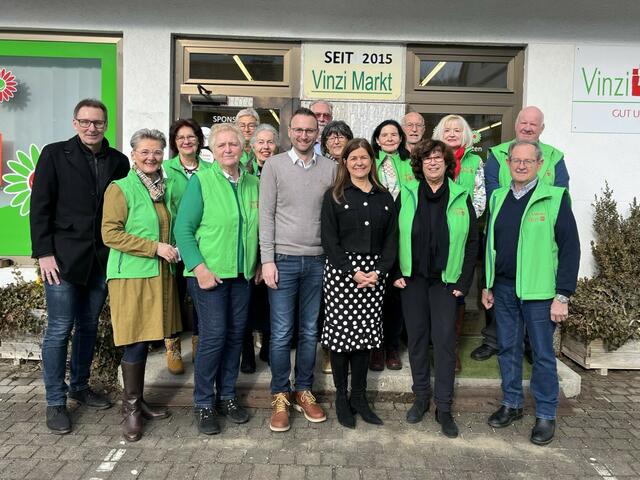 Besuch im Vinzimarkt in St. Barbara-Wartberg. Das Vinzimarkt-Team mit Soziallandesrätin Doris Kampus, SPÖ-Regionalgeschäftsführer Mario Friesenbichler und St. Barbaras Bürgermeister Jochen Jance.  | Foto: SPÖ RO Bruck-Mürzzuschlag