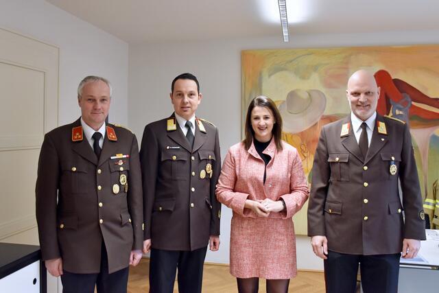 V.l.: BFI Wolfgang Scheucher,  Landes-Feuerwehrinspektor Rene Staudacher, Sicherheitslandesrätin Astrid Mair und BFI Martin Raffeiner | Foto: Land Tirol(/Pölzl